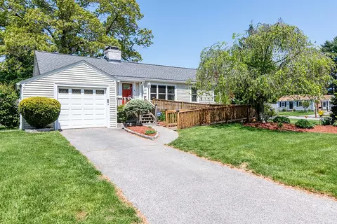 53 Glenwood Dr, Warwick, RI 02889