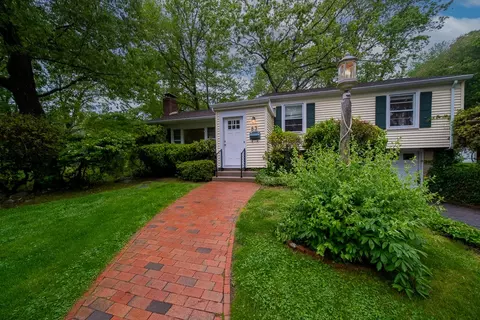 83 Darling St, Warwick, RI 02886