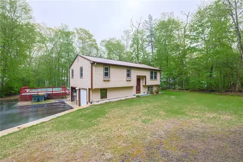 274 Courthouse Ln, Pascoag, RI 02859