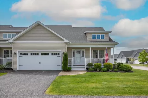 9 Thelma Ln, Middletown, RI 02842