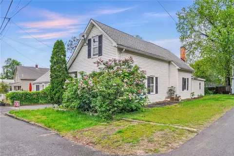 106 Providence Ave, Riverside, RI 02915
