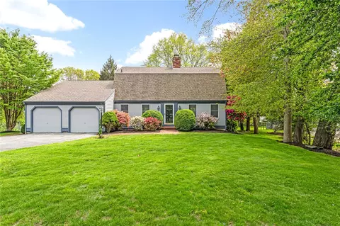40 Wood Ave, Narragansett, RI 02882