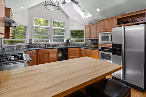 Kitchen - 7 Sandra Dr, Bristol, RI 02809 photo 2 of 2