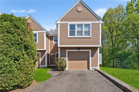 607 Brookhaven Ln, Woonsocket, RI 02895