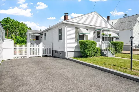 26 Cranston St, Woonsocket, RI 02895