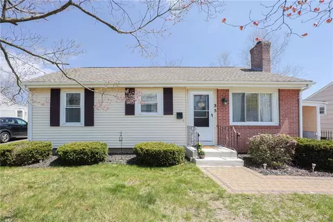 35 Maplecrest Dr, Pawtucket, RI 02861