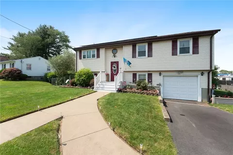 17 Cedar Dr, West Warwick, RI 02893