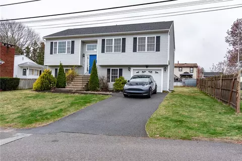 10 Flanders St, Johnston, RI 02919