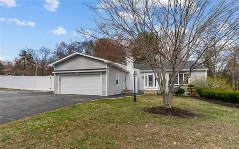 1 Ivy Pl, Lincoln, RI 02865