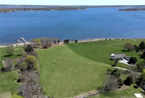 367 Poppasquash Rd, Bristol, RI 02809