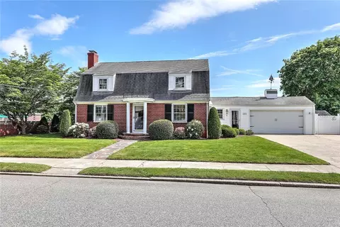 225 Saratoga Ave, Pawtucket, RI 02861