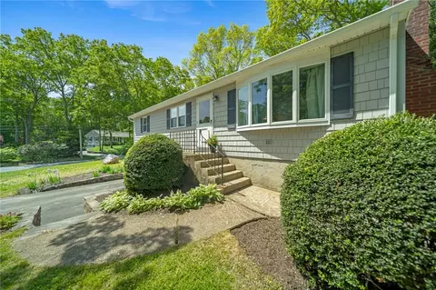 10 Meadowland Dr, North Kingstown, RI 02852