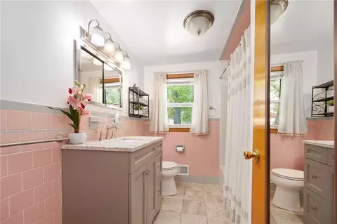 Bath - 30 Grassmere St, Warwick, RI 02889 photo 1 of 1