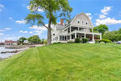 217 Hope St #3, Bristol, RI 02809