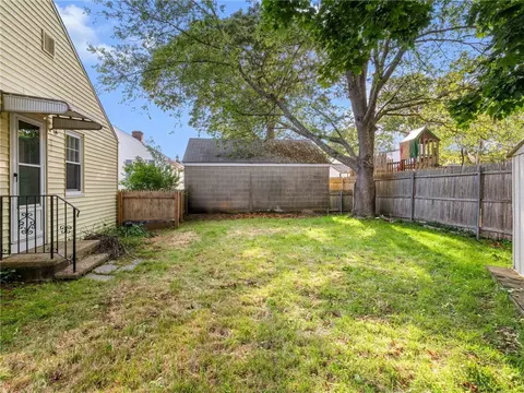 Exterior - 25 Community Rd, Warwick, RI 02889 photo 5 of 6