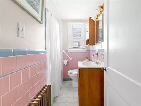 Bath - 25 Community Rd, Warwick, RI 02889 photo 1 of 1