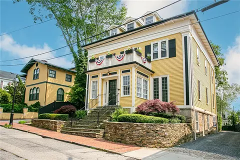 75 Pelham St #A, Newport, RI 02840