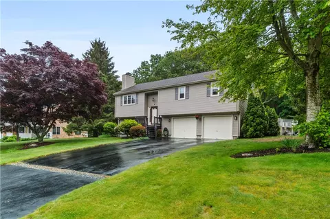 6 Lisa Ln, Bristol, RI 02809