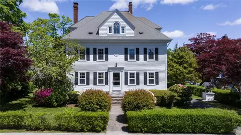 99 Central St, Narragansett, RI 02882