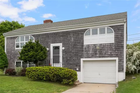 3 Ernest St, Newport, RI 02840