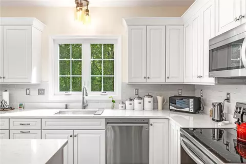 Kitchen - 3 Piezzo Dr, Westerly, RI 02891 photo 3 of 5