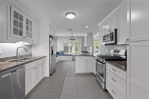 446 Paddock Ln, Bristol, RI 02809 photo 6