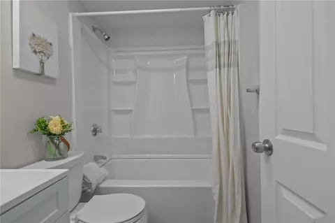 Bath - 120 Aspinet Dr, Warwick, RI 02888 photo 2 of 3