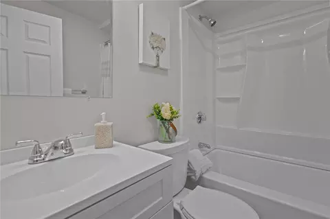 Bath - 120 Aspinet Dr, Warwick, RI 02888 photo 1 of 3