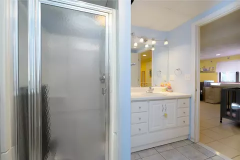 Bath - 290 View Ave, Cranston, RI 02920 photo 3 of 3