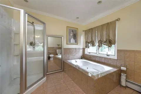Bath - 290 View Ave, Cranston, RI 02920 photo 1 of 3