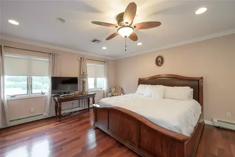 Bedroom - 290 View Ave, Cranston, RI 02920 photo 1 of 4