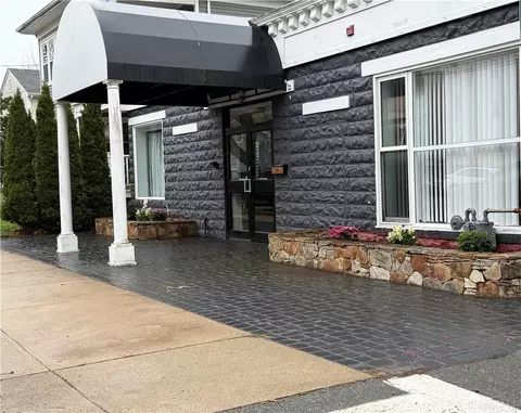 413 High St, Bristol, RI 02809
