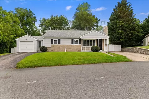 41 Valley View Dr, Cumberland, RI 02864