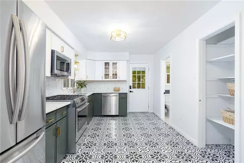 20 Barker Ave, Warren, RI 02885