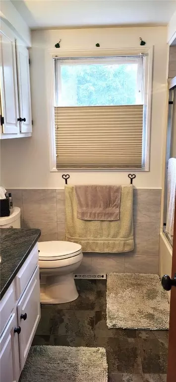 Bath - 6 Colonial Rd, Coventry, RI 02816 photo 1 of 1