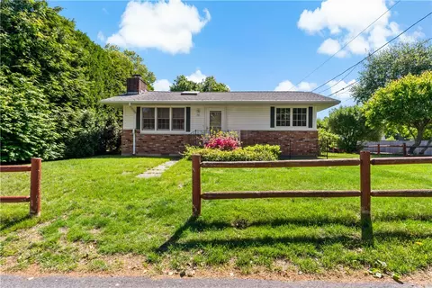 75 Circuit Dr, Narragansett, RI 02882