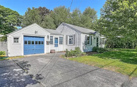 9 Roberta Dr, Barrington, RI 02806