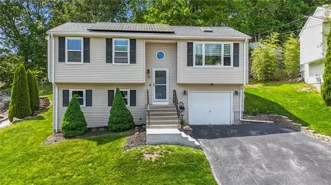 15 Lawnacre Dr, North Providence, RI 02911
