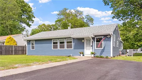 21 Meadowrue Trl, Saunderstown, RI 02874