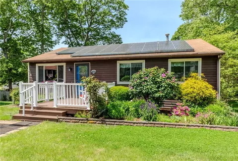 12 Twin Leaf Trl, Saunderstown, RI 02874