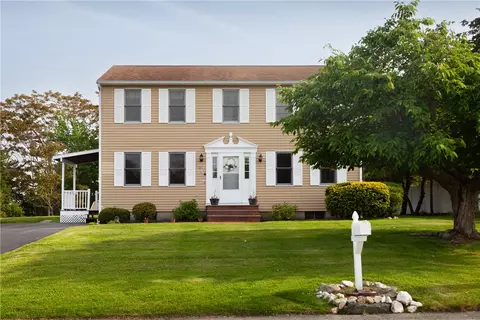 63 Botelho Dr, Portsmouth, RI 02871
