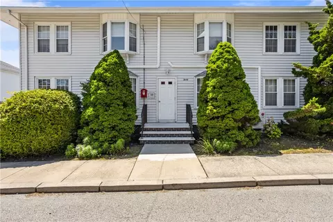 30 Brown St #4, Narragansett, RI 02882