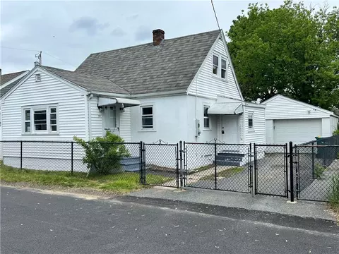 93 Mason Ave, Portsmouth, RI 02871