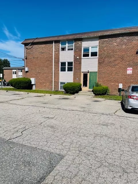 29 Woodbine St #5, Pawtucket, RI 02860