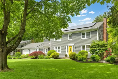 3 Ida Ct, Barrington, RI 02806