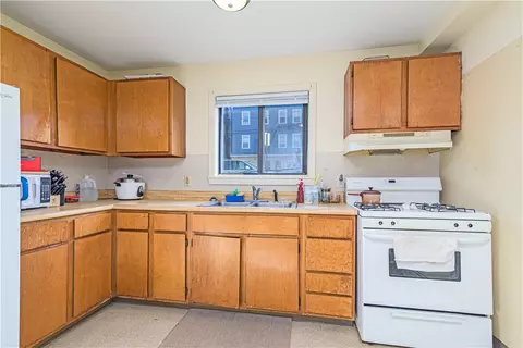 12 Northeast St, Woonsocket, RI 02895 photo 5
