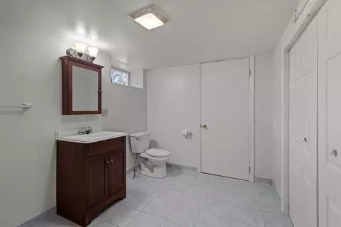 Bath - 5 Middlefield Dr, Warwick, RI 02889 photo 3 of 4