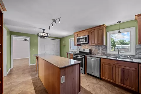 Kitchen - 5 Middlefield Dr, Warwick, RI 02889 photo 6 of 6