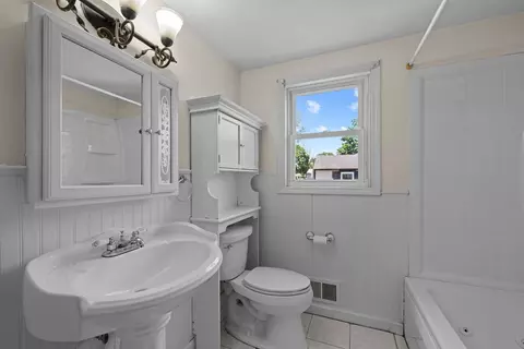 Bath - 5 Middlefield Dr, Warwick, RI 02889 photo 1 of 4