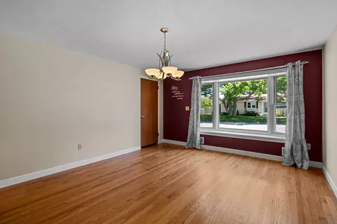Living - 5 Middlefield Dr, Warwick, RI 02889 photo 3 of 3
